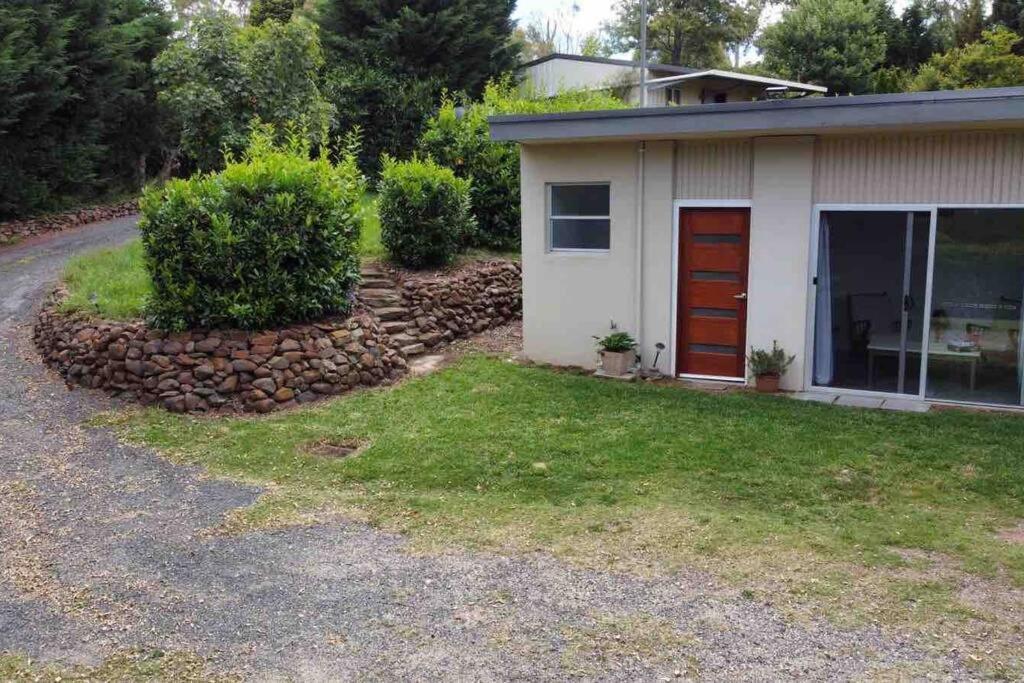 Garden-Nestled Granny Flat Between Winery And Town Apartment Armidale Exterior photo