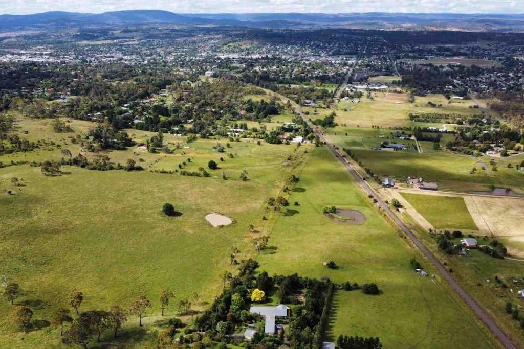 Garden-Nestled Granny Flat Between Winery And Town Apartment Armidale Exterior photo